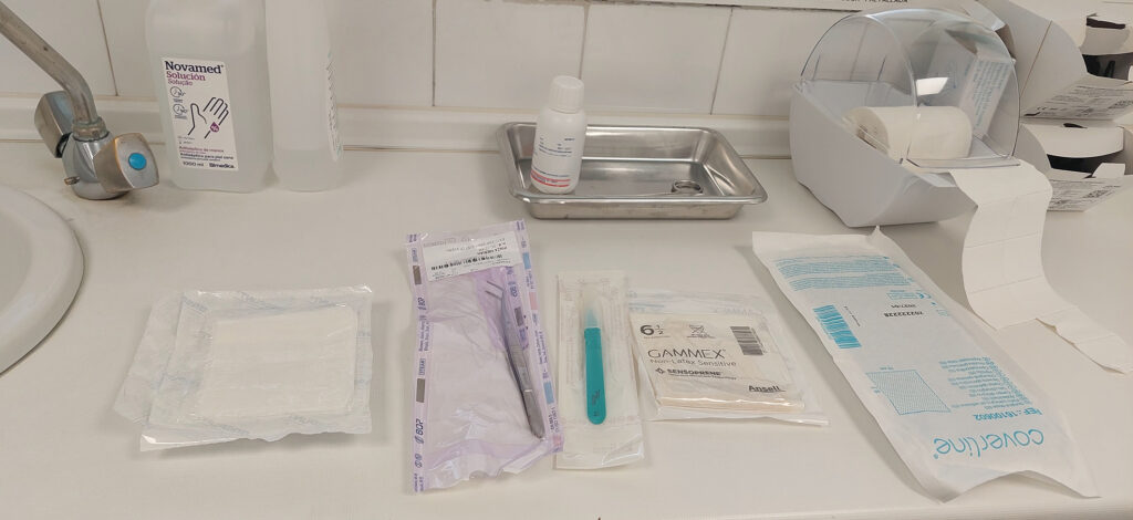 Cures d’infermeria, material per a retirada de punts